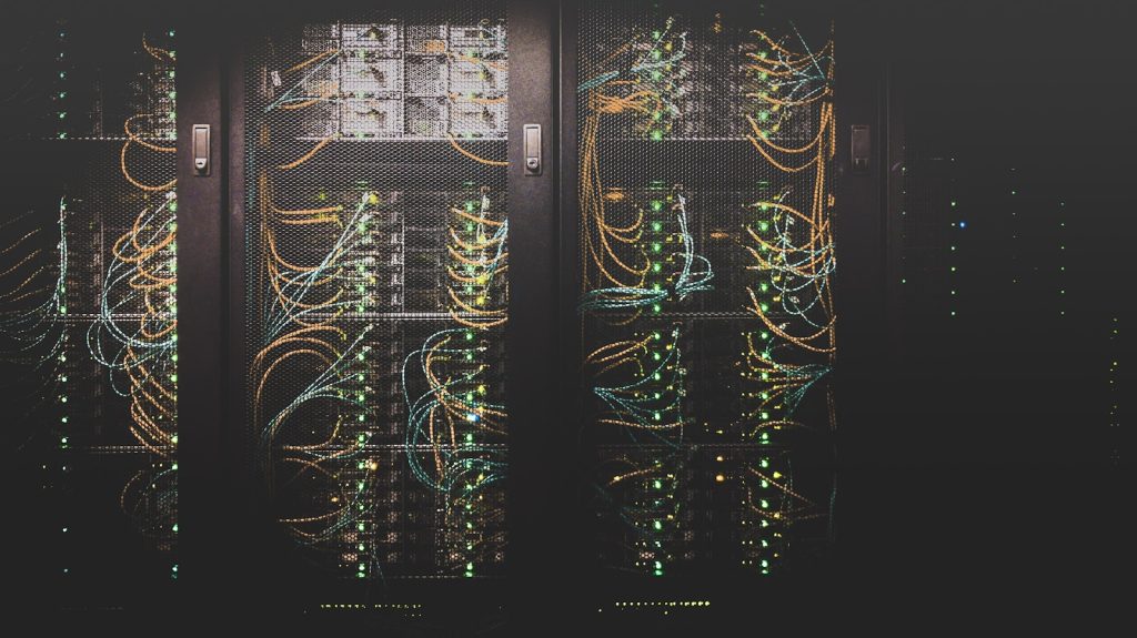 Racks de servidores en un centro de datos